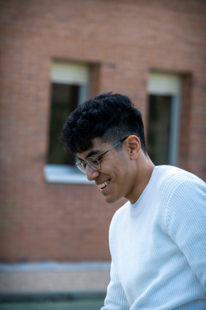 就労ビザに関する質問に安心して相談する留学生のイメージ(大分・福岡・北九州)